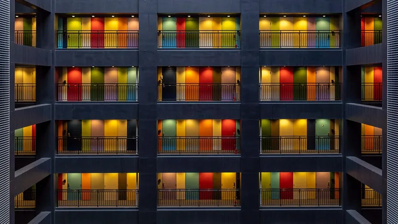 Immeuble d'appartements moderne avec des portes colorées sur plusieurs étages