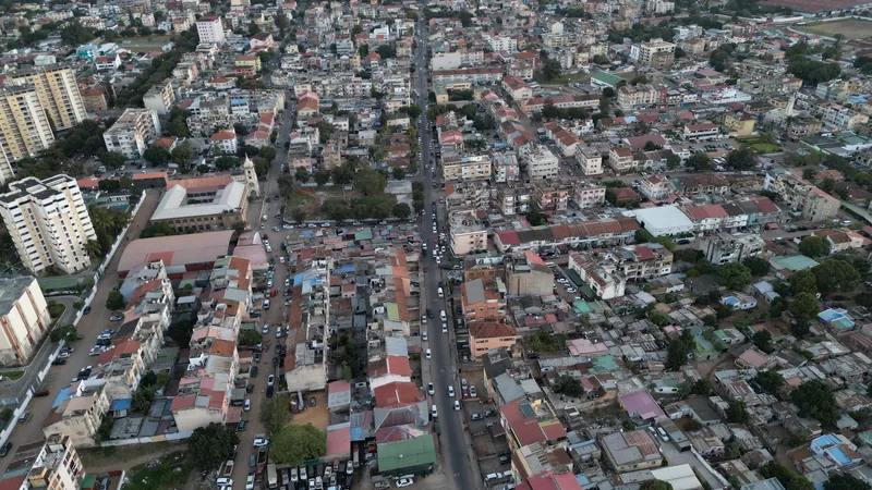 Vue aérienne d'une ville dense avec des rues et des bâtiments d'habitation