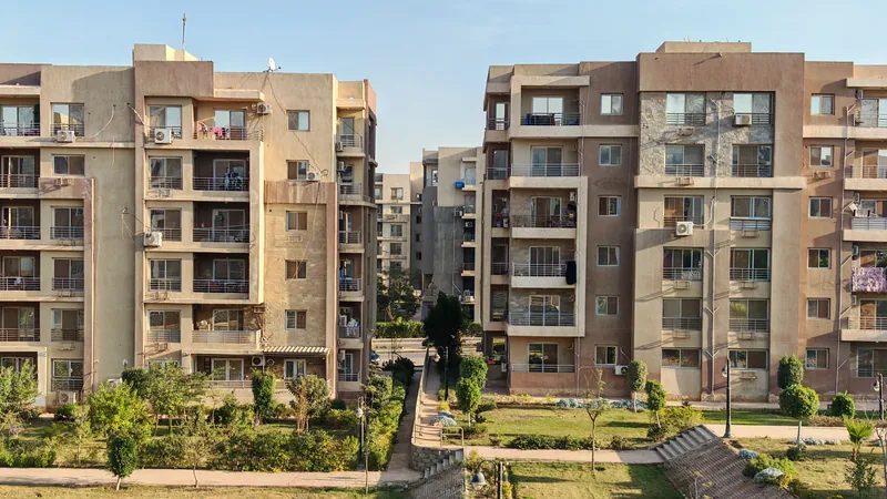 Un complexe résidentiel avec des immeubles d'appartements de plusieurs étages et des espaces verts.