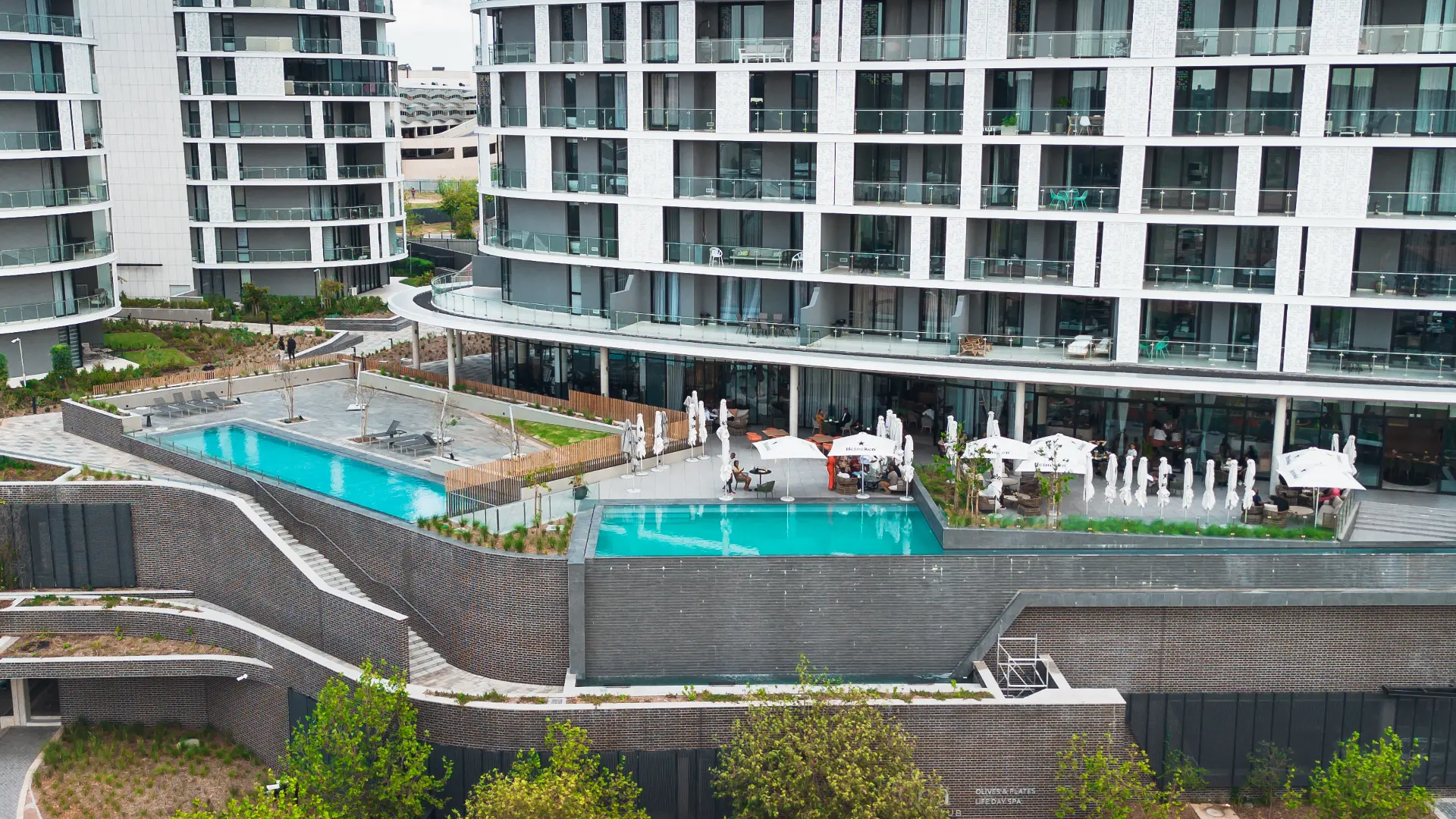 La piscine du Luna Club vue d'en haut, au pied des immeubles d'Ellipse