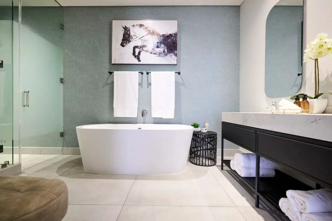 Salle de bains avec baignoire îlot et douche vitrée