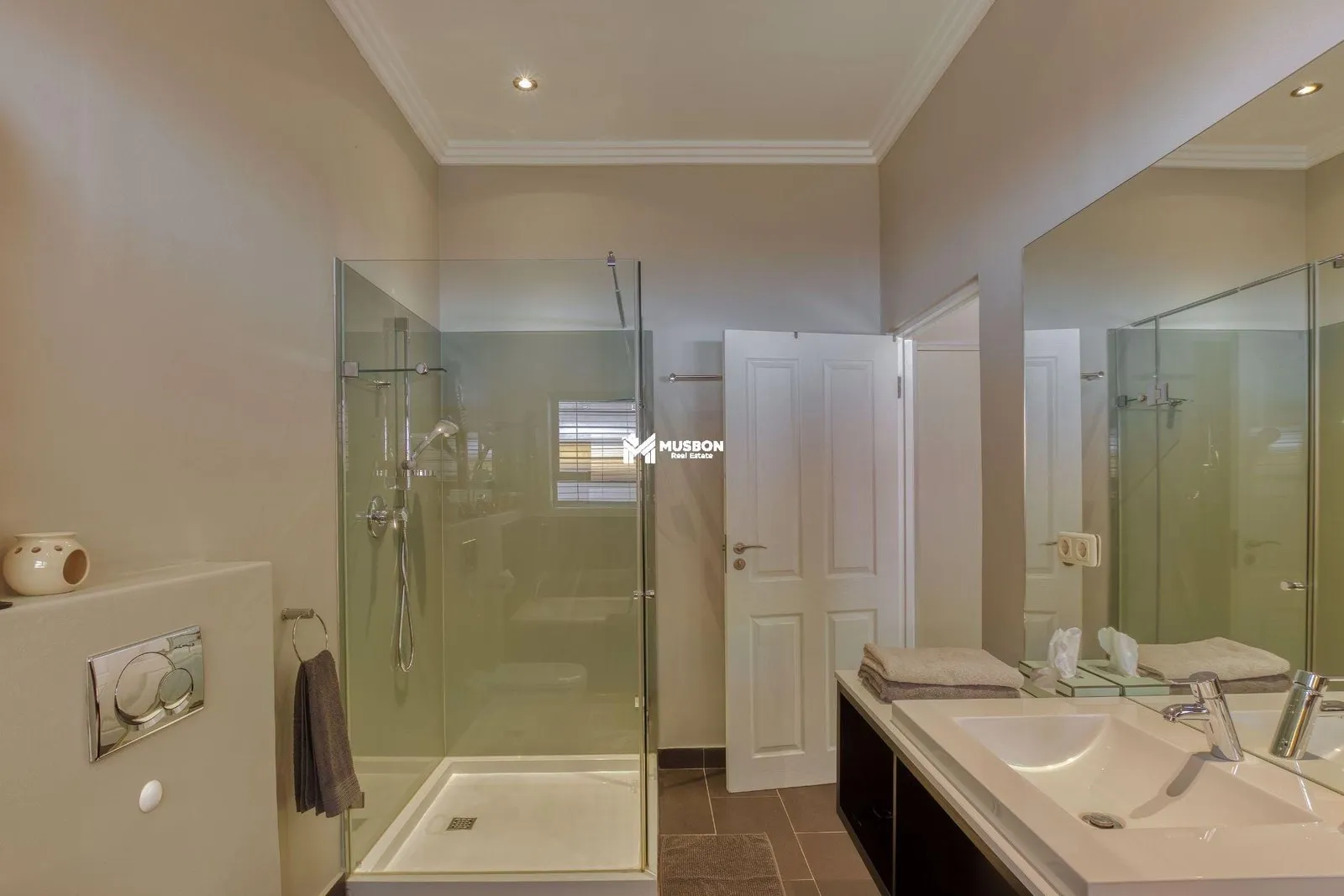 Luxurious mansion for sale in kigo — Kampala