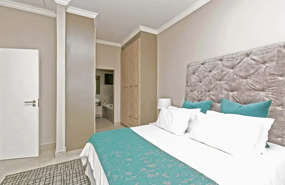 IQ-Arabella-Bedroom-with-ensuite-Bathroom