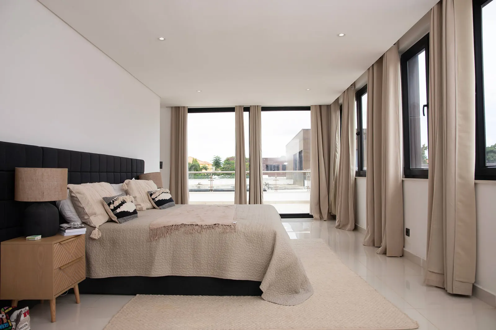 V5 Villa Condomínio Russinha — Luanda
