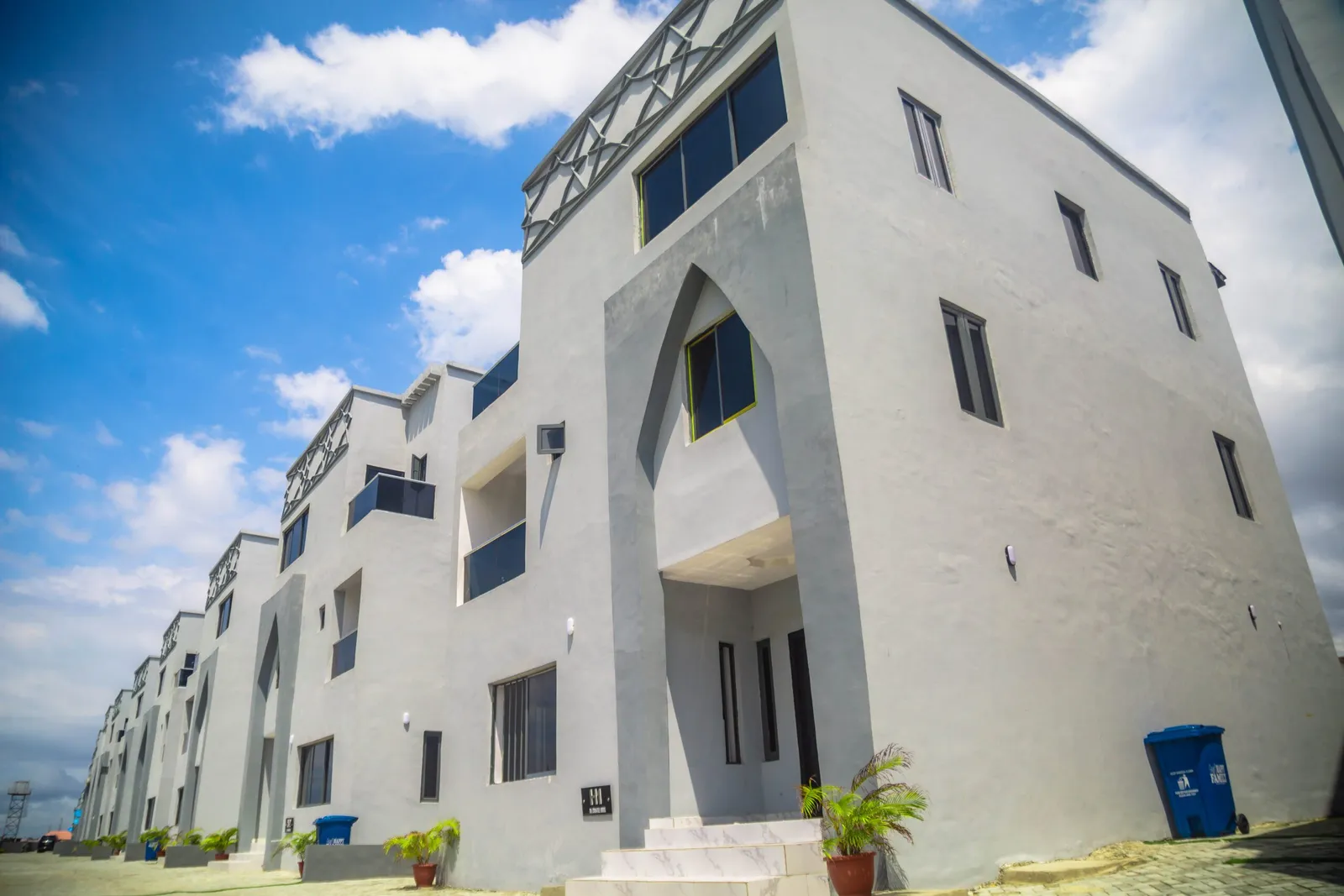 DE CASTLE MAX — Lagos