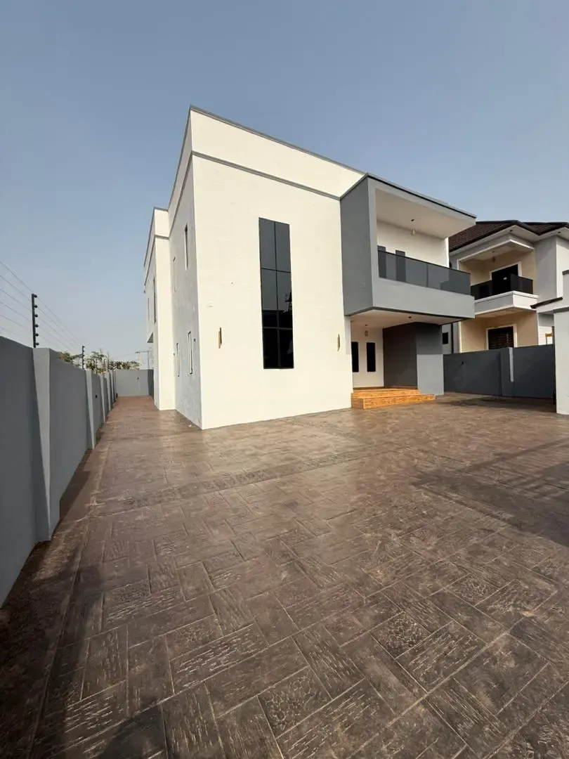 Luxury 4-Bedroom Duplex with Gatehouse