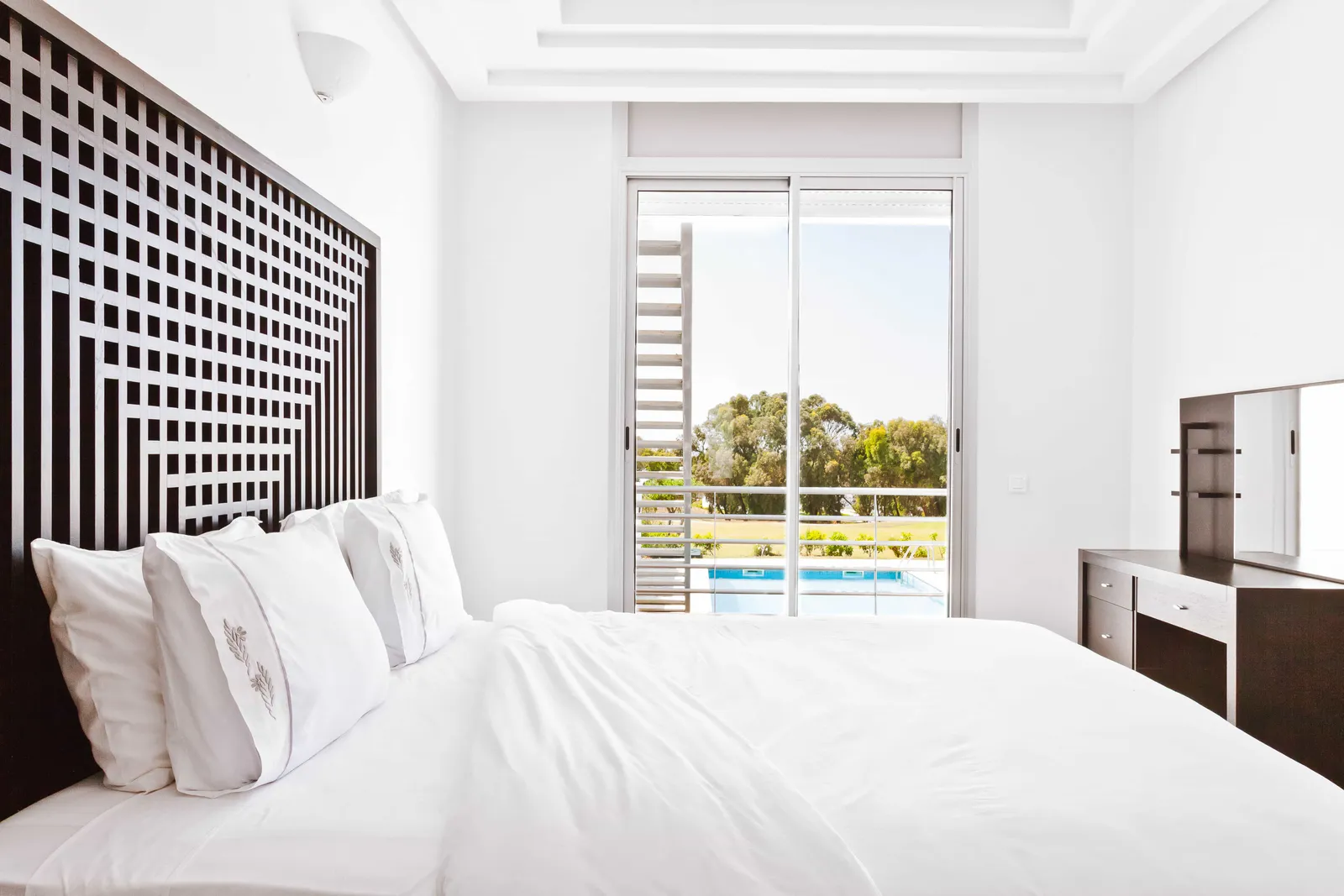 LIXUS BEACH RESORT LARACHE : Chambre à coucher vue sur piscine