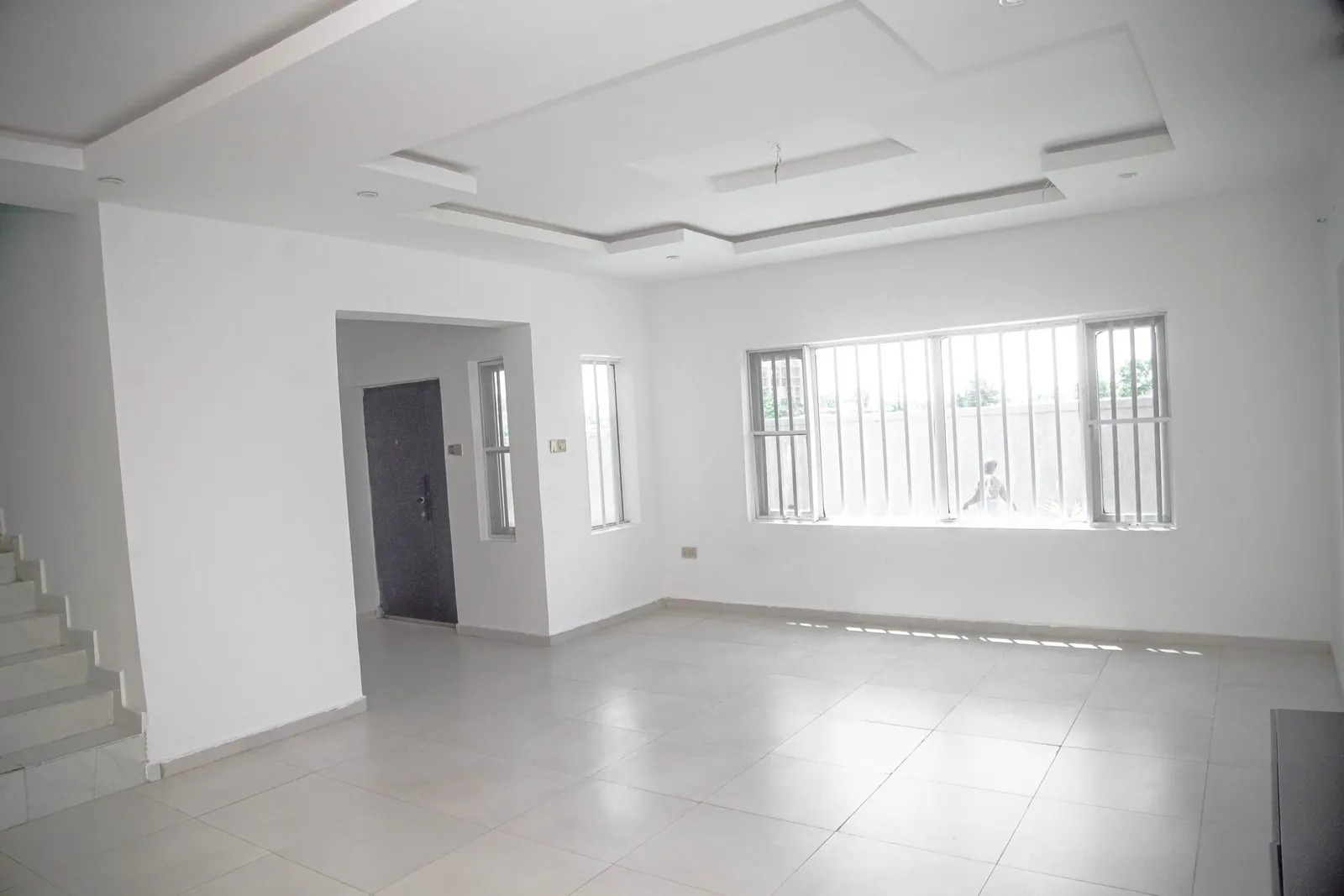DE CASTLE MAX — Lagos