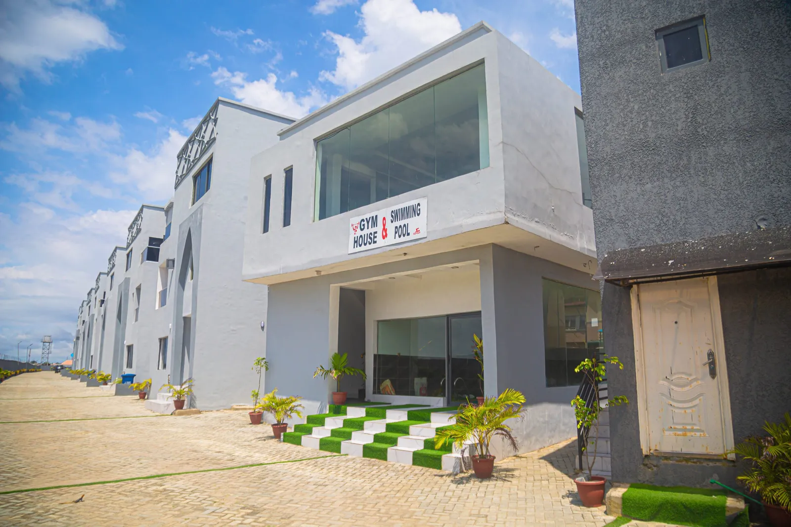 DE CASTLE MAX — Lagos