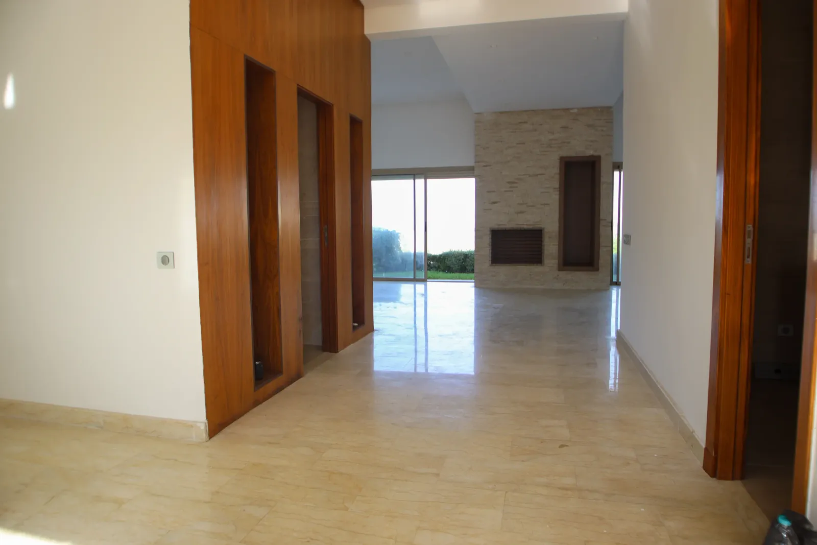 Intérieur spacieux et lumineux d’une villa à Marina Blanca par Coralia Premium