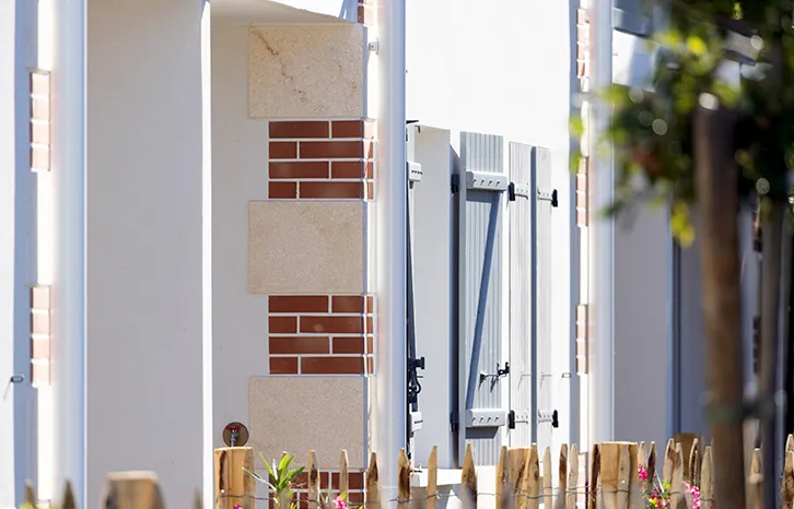 Mur avec briquettes et travertin pour façades