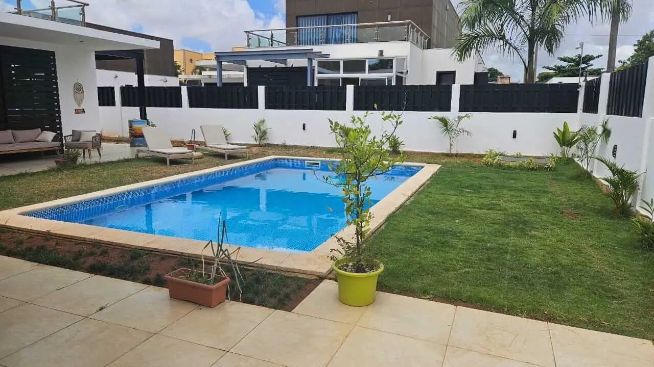 V5 Villa Condomínio Russinha — Luanda