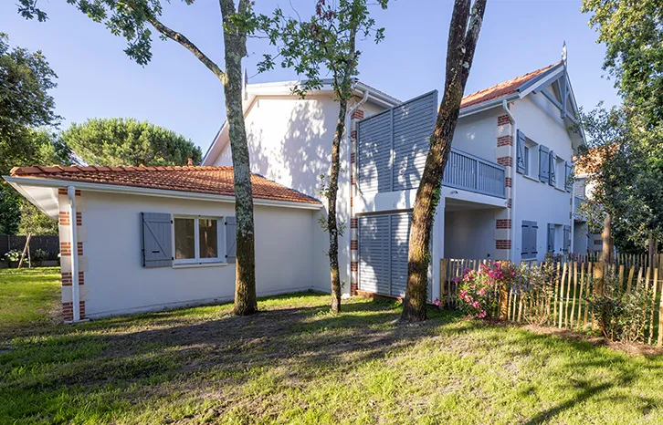 Maison neuve avec jardin et arbres à Andernos les Bains