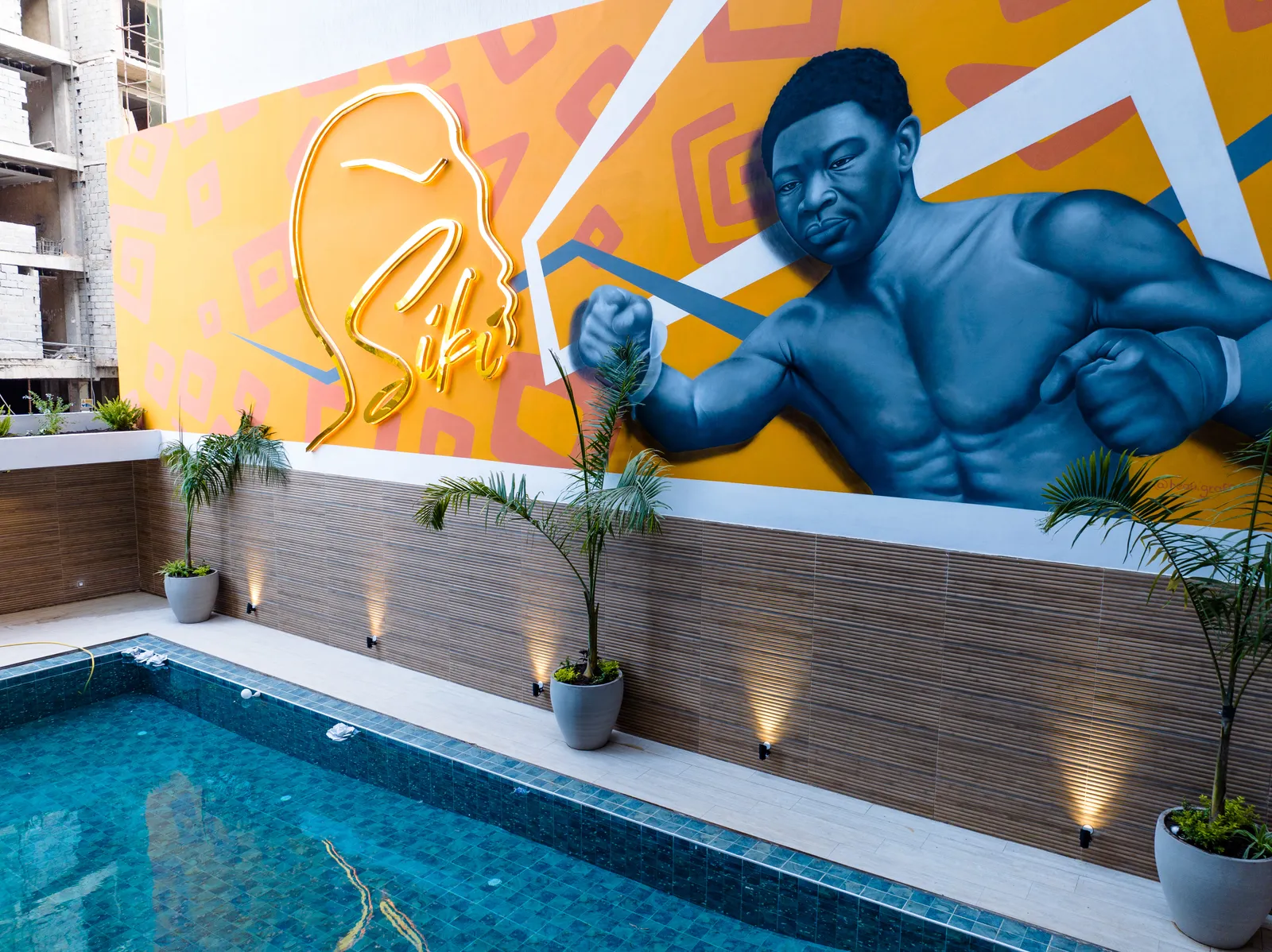 Fresque murale boxeur bleu près d'une piscine