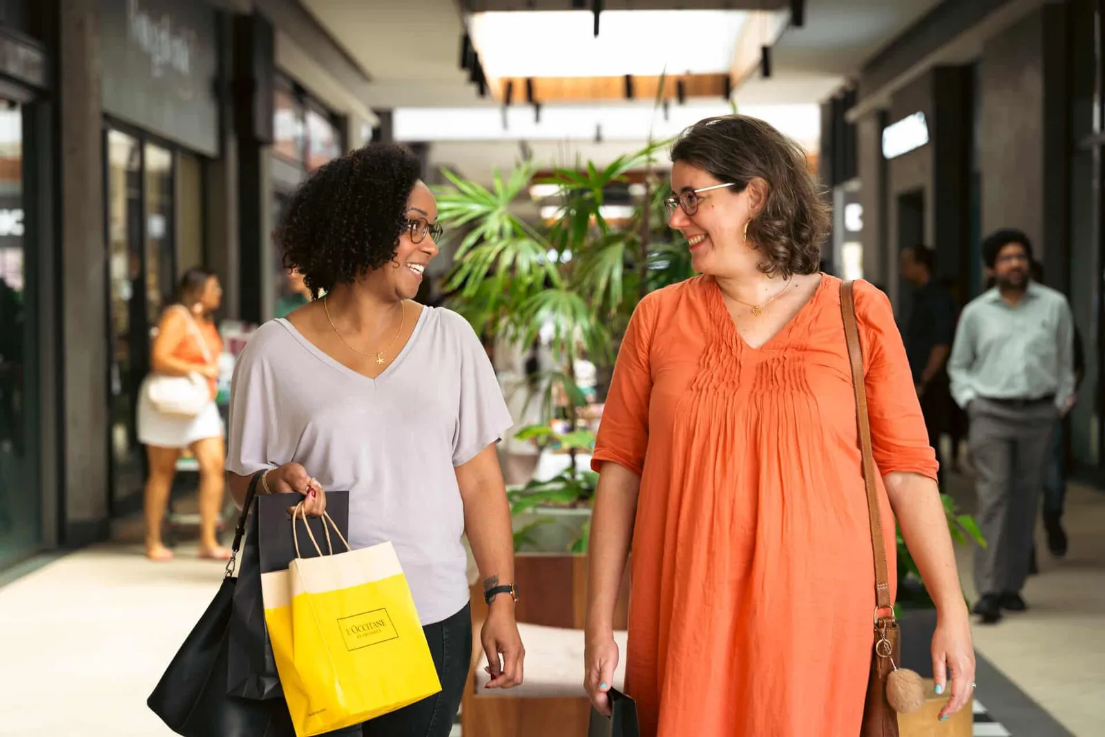 amies-shopping-sourires