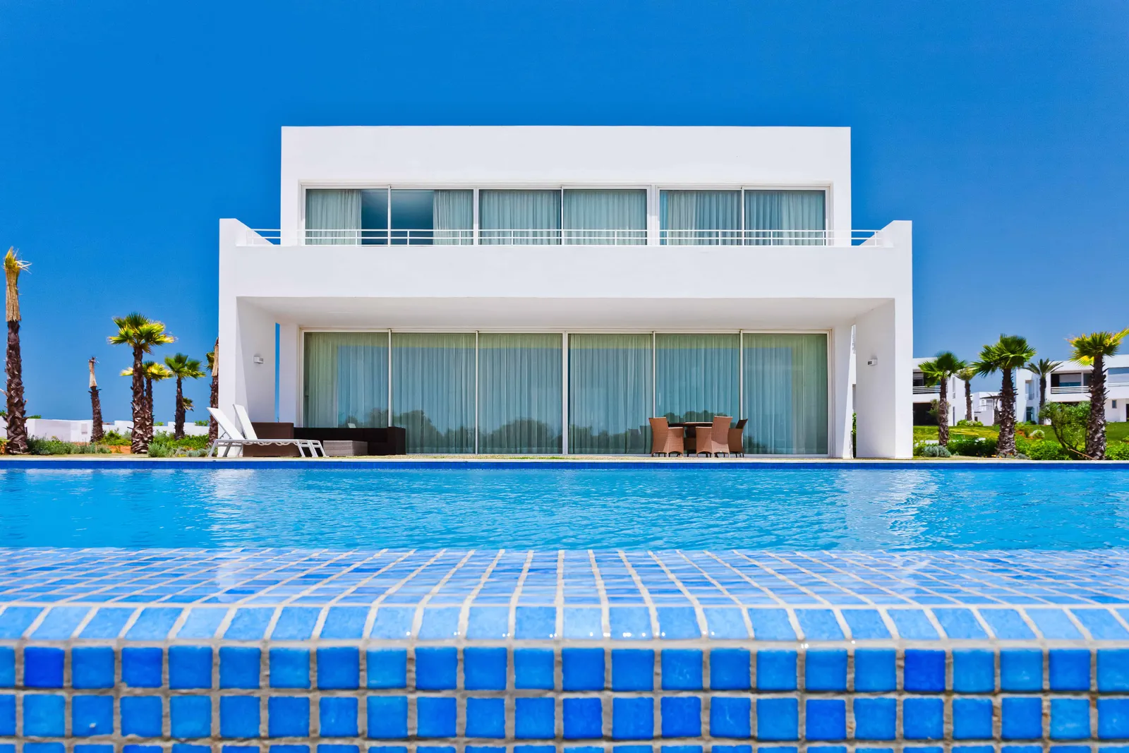 LIXUS BEACH RESORT LARACHE : façade villa depuis la piscine