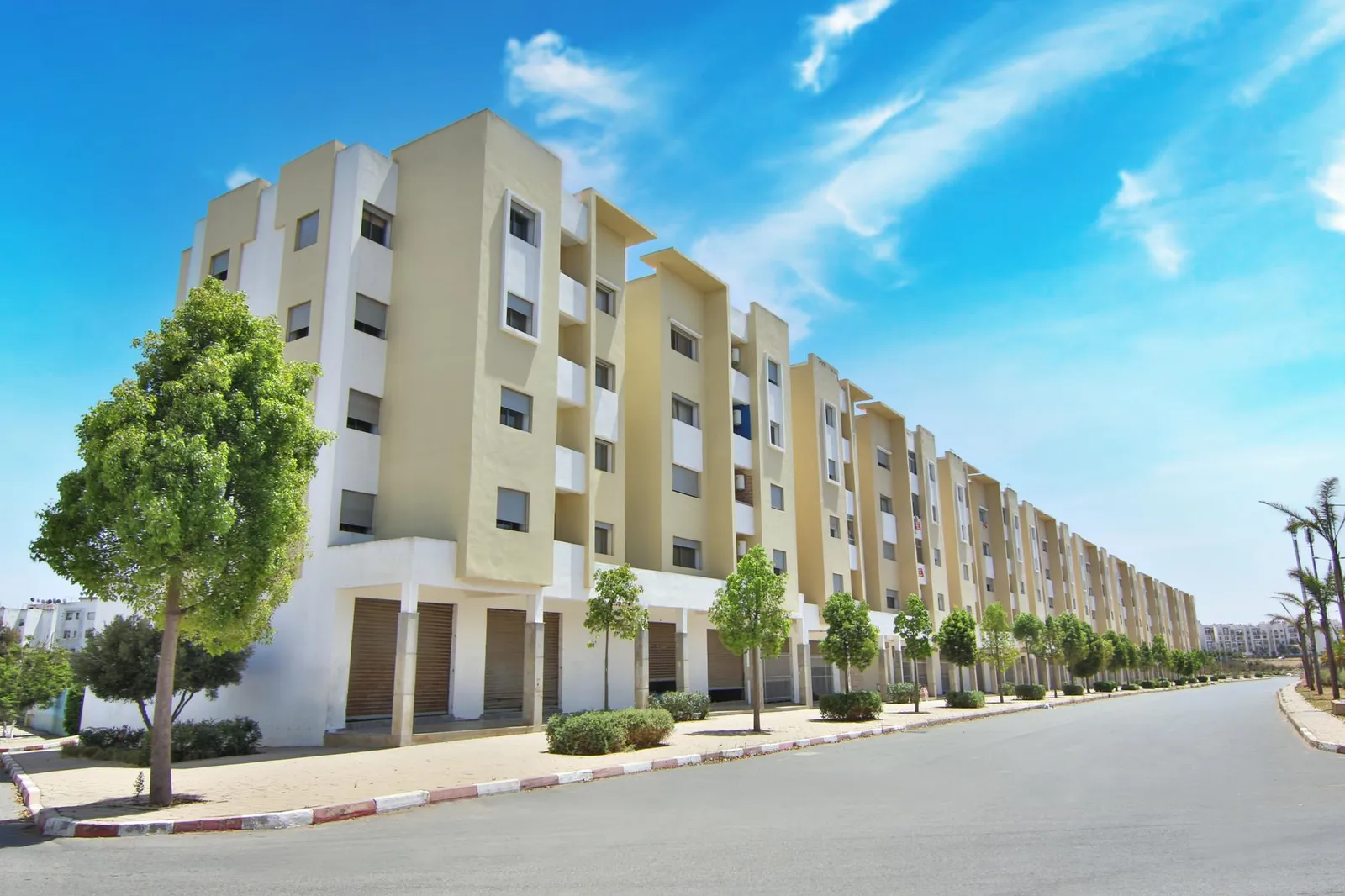 Façade immeuble RC+4 focus sur les magasins Errahma