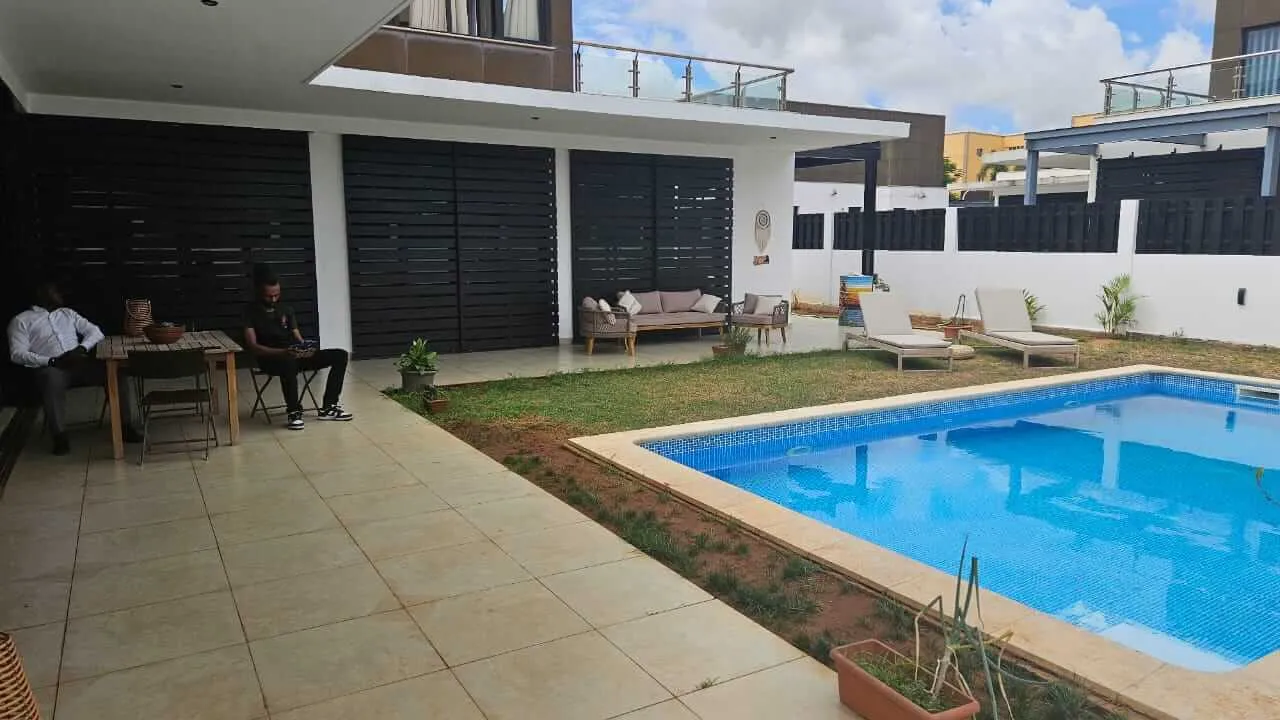 V5 Villa Condomínio Russinha — Luanda