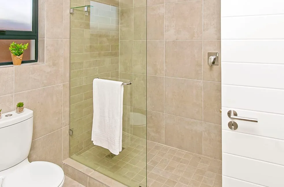 IQ-Arabella-Bathroom-with-Toilet-and-Shower