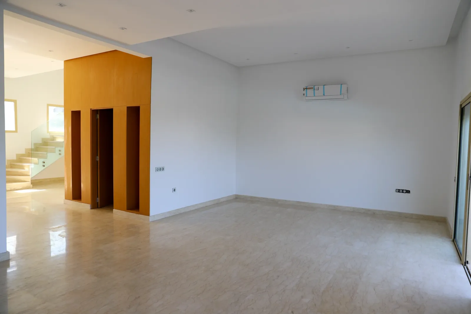 Espace intérieur moderne et lumineux d’une villa à Marina Blanca par Coralia Premium