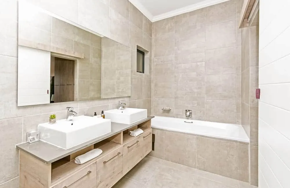 IQ-Arabella-Bathroom-with-Twin-Sinks-and-Bath