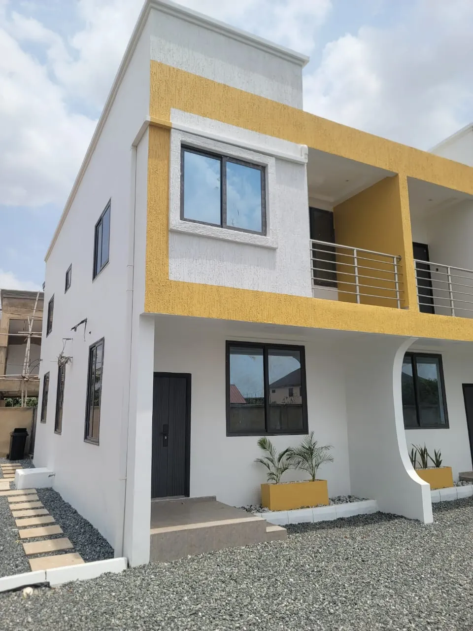Contemporary 2-Bedroom Townhomes — Tema