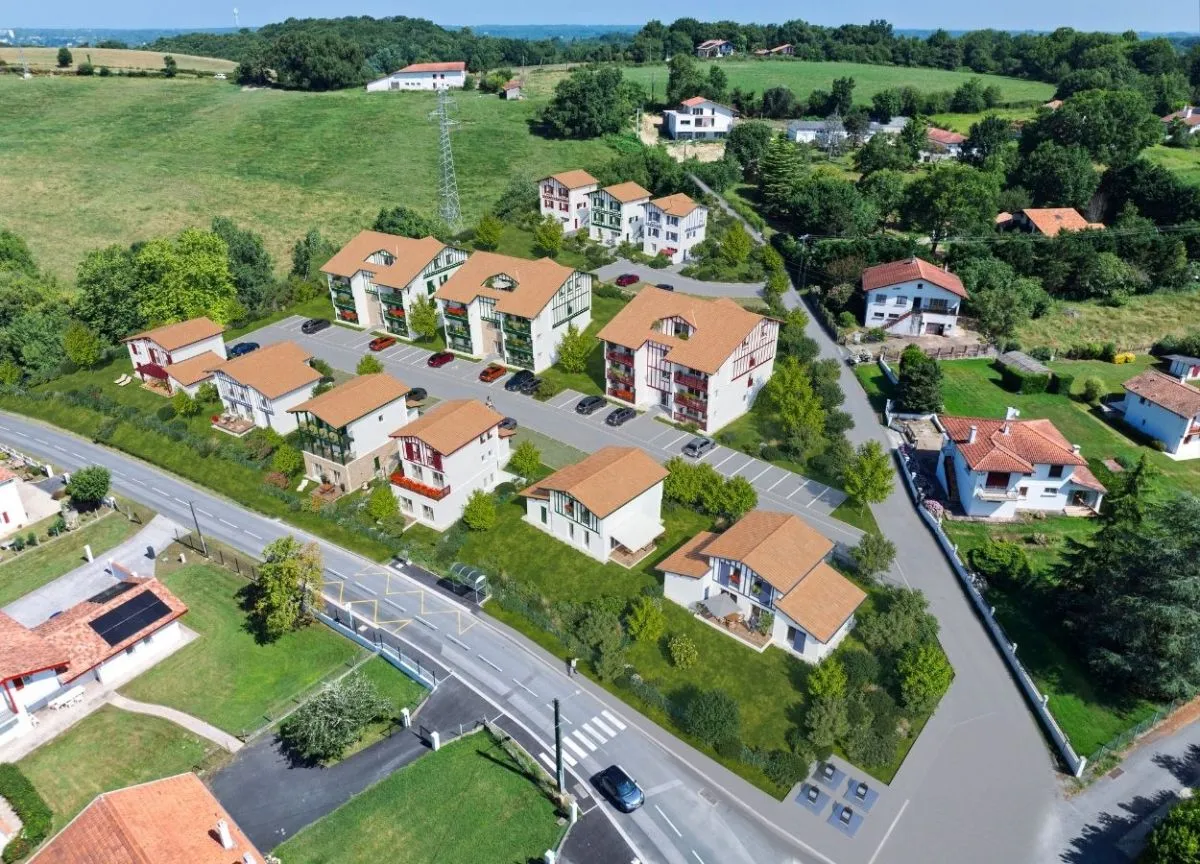 Vue en perspective du plan masse 3D du programme immobilier, présentant l’implantation des villas et des collectifs au sein du terrain paysager.