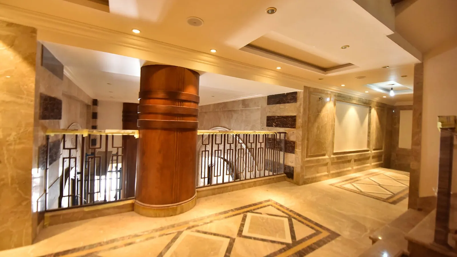 Queen Plaza — Alexandria