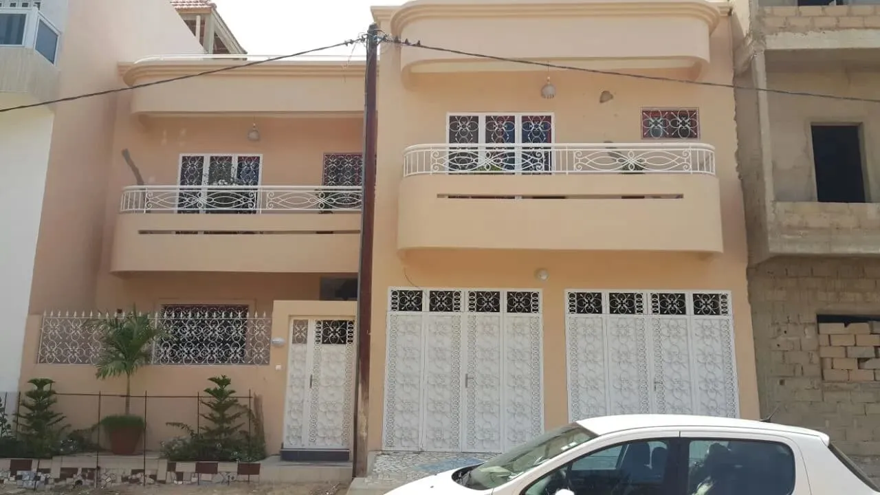 Villa moderne R+1 avec balcons et cour aménagée