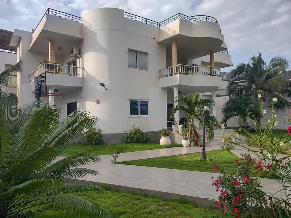 VILLA DUPLEX MEUBLÉE À BAGUIDA